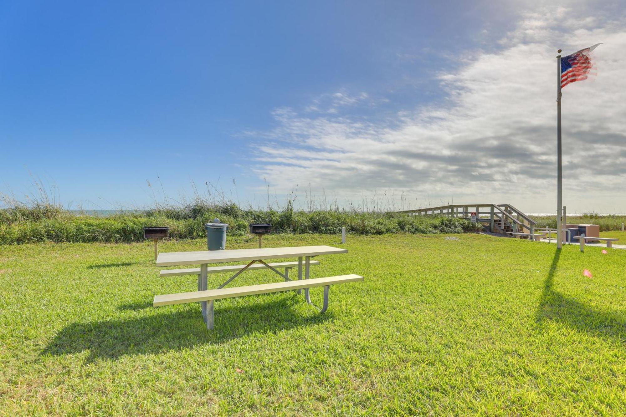 Central Cocoa Beach Condo With View, Steps To Beach! Exterior foto